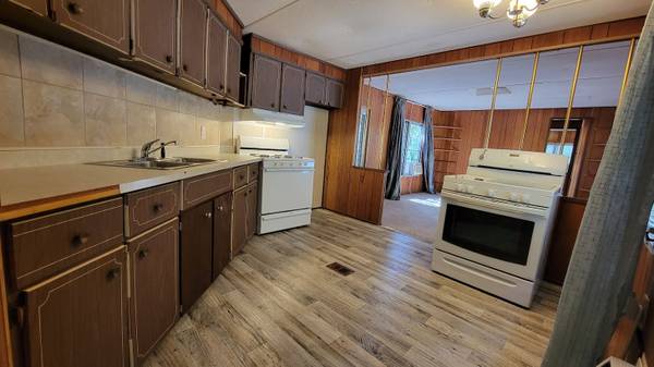 $1,050 / 2br - 2 BED 2 BATH WITH SCREENED PORCH & 2 STORAGE SHEDS! (Silver Springs)63693483945985124