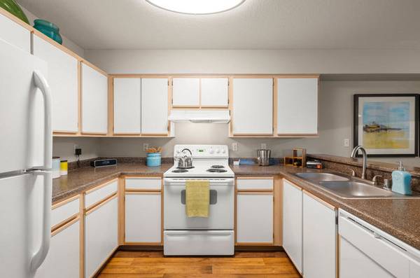 $1,765 / 2br - 1043ft2 - Lavadora y secadora, Plano abierto, Vista al patio interior, Alfombra mejorada (Fisher’s Landing)63841706820353123