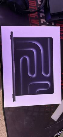 MacBook Pro M5 **SEALED** 1