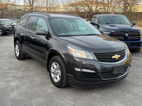 2017 Chevrolet Traverse LS Sport Utility 4D 1