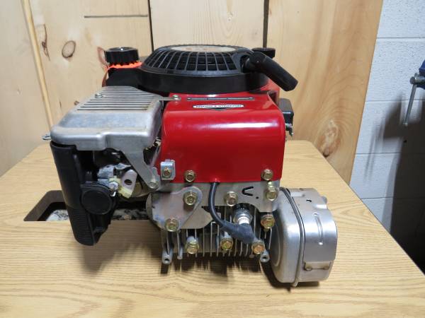 Briggs & Stratton 133702 6HP Vertical Industrial Commercial Engine 1