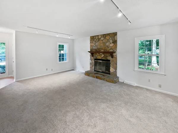 $1,300 / 3br - 1681ft2 - Summerville 3BR/3BA Home – $1300/mo – Spacious & Great Location64016109128579121