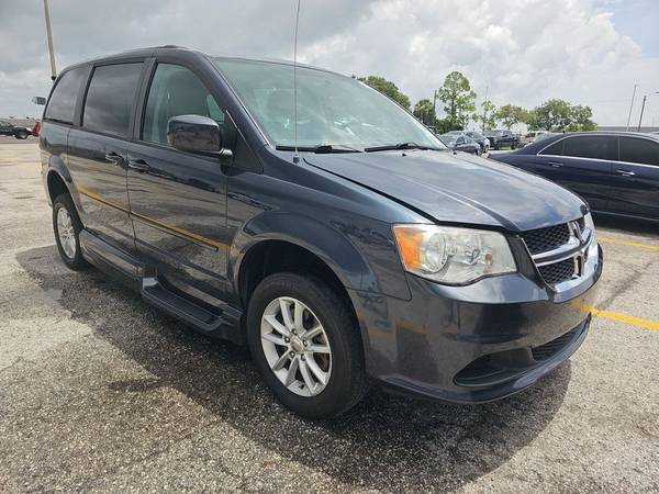 2014 *Dodge* *Grand* *Caravan* *SXT* handicap wheeLCHAIR SIDE ENTRY - $29,900 (Dodge Grand Caravan)63624914492417122