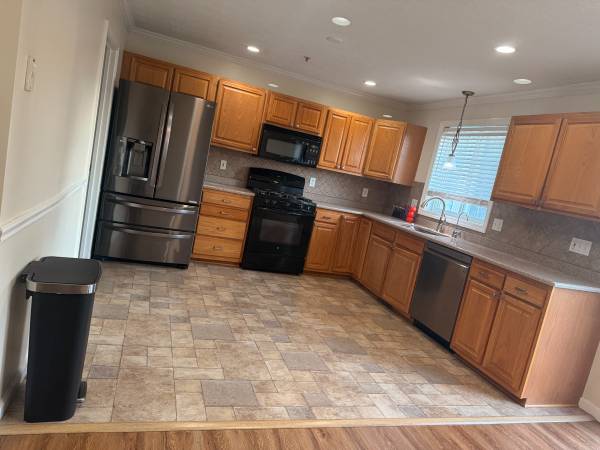 $3,000 / 2br - 2188ft2 - Pristine Townhome, Garage, Hardwd, FP, C/A, Granite, SS, Fin. LL, Pool (Nashua)63931655270915122