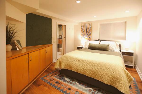 $1,100 / 1br - The Queen Anne Burrow - clean and spacious, private studio64189098321026124