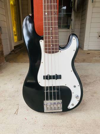 5-STRING FENDER PRECISION BASS - CASE INCLUDED 1