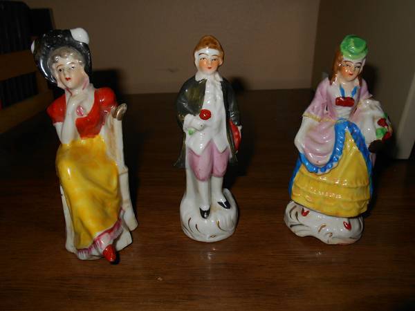 vintage ---porcelain Colonial figurines (made in Japan) 1