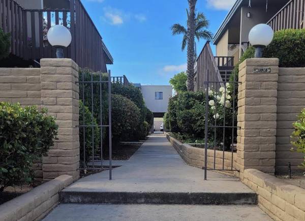 $2,050 / 1br - Parkway Plaza Shopping - Harry Griffen Park + Easy Access (Peach Avenue / El Cajon)63657108150659121