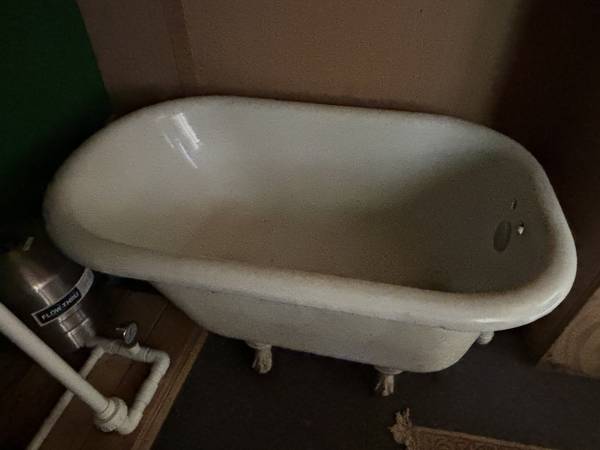 Clawfoot Tub 1