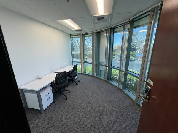 $625 Oficinas ejecutivas con ventana al 50 % de descuento, listas para usar, todo incluido, zona Arden Área🔥 (Sacramento/Área del centro comercial Arden/Arden Way)64043494802563120