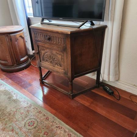 TUDOR STYLE CABIINET 1