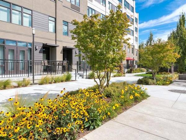 $1,544 / 1br - 625ft2 - Patios privados con parrillas y fogatas, salón con barril de cerveza disponible (Hollywood, NE Portland, Grant Park, Kern)63672564493699123