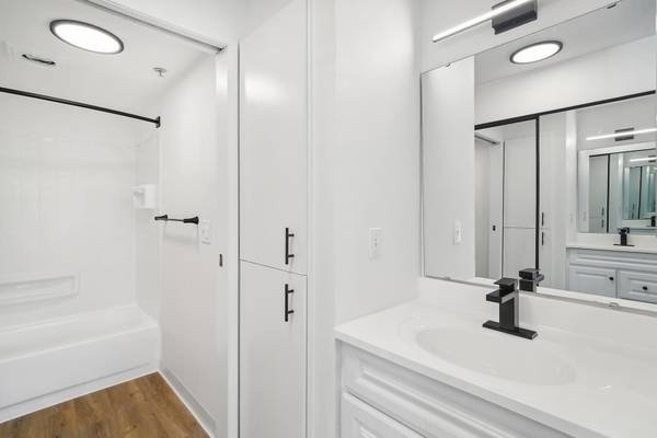 $2,395 / 2br - 900ft2 - Private Balcony, Access Controlled Community, Elevator (600 7th Ave, Seattle, WA)63910062833539122