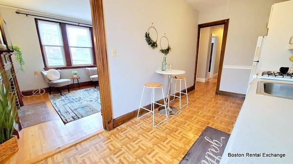 $2,800 / 2br - ♦SUNNY SPACIOUS CORNER 2 BEDROOM STEPS TO DAVIS SQUARE!HEAT INCLUDED! (Somerville - Davis Square)63828557187075124