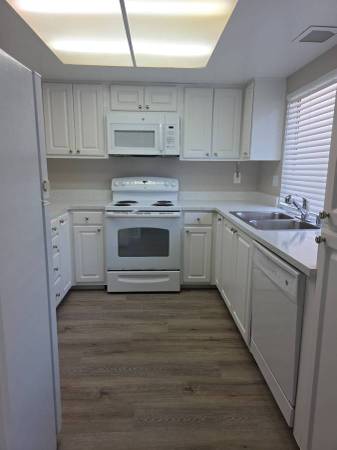 Modern & Roomy Townhouse with Tons of Natural Light!! - apts
