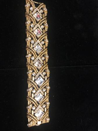 Pulsera gruesa de estilo vintage con diamantes de imitación y tono dorado - $52 (Upper East Side)63471259813633122