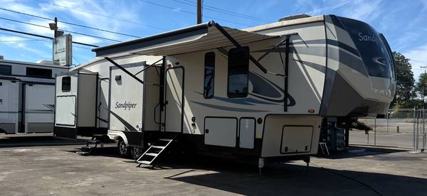2021 FOREST RIVER SANDPIPER -- 2 BEDROOM - 1.5 BATH -- 41' 5TH WHEEL 1