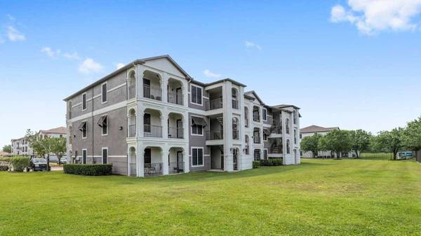 $1,345 / 2br - 1046ft2 - Enjoy Outdoor TV, Grilling & Cabanas-Your 2 BR Awaits (Conroe)63906677463683120