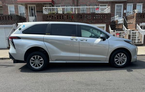 2022 Toyota Sienna Wheelchair - $45,500 (New York)63469753202691124