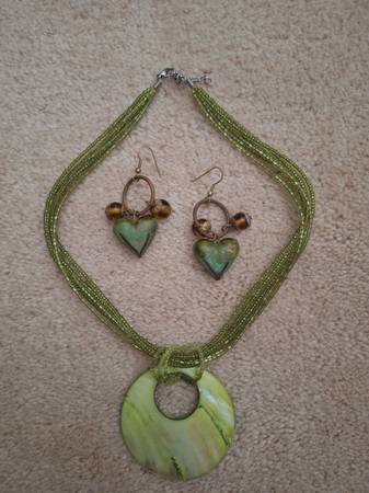 Light Green Pendant Necklace w/Earings 1