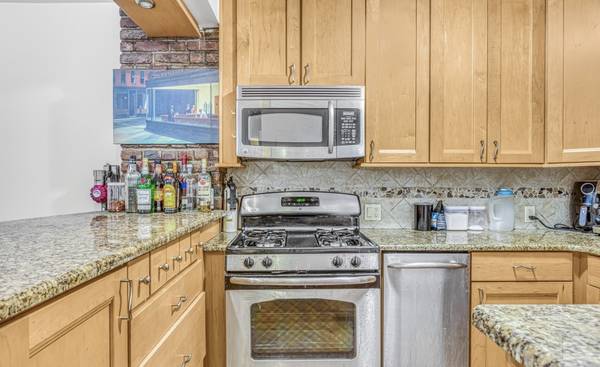 $2,080 / 1br - 600ft2 - Subarriendo ahora disponible! Un dormitorio en el corazón de Hills Kitchen (Uptown)63862608534401124