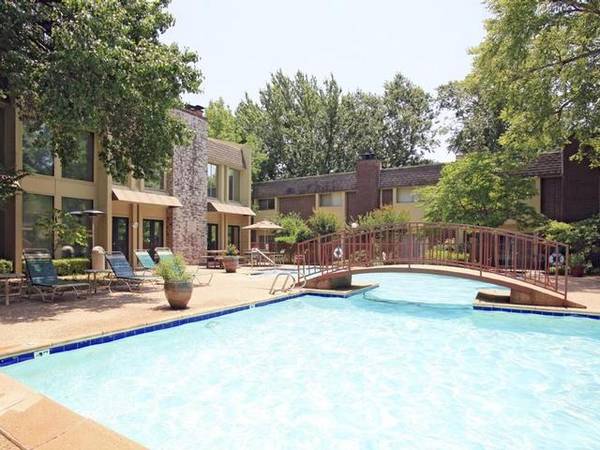 $945 / 1br - 800ft2 - Resort Style Swimming Pool, On-site Salon, Tech Ready (Tulsa)63981971545474124