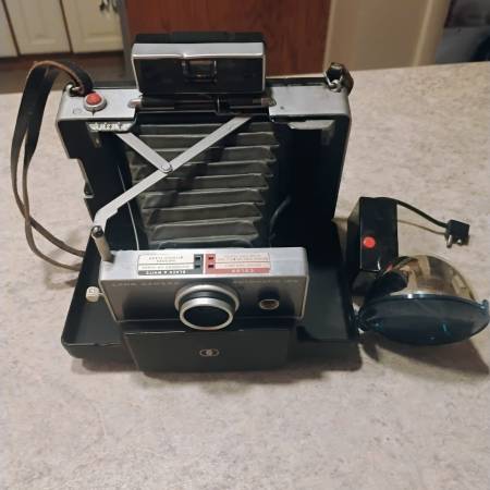 Polaroid Automatic 100 LAND CAMERA 1
