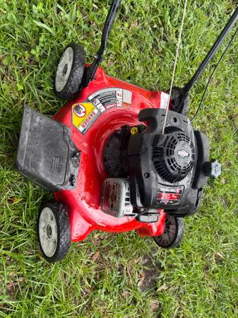 Lawn mower MTD easy to push start right up very good condition - $135 (Hollywood)63443999698817121