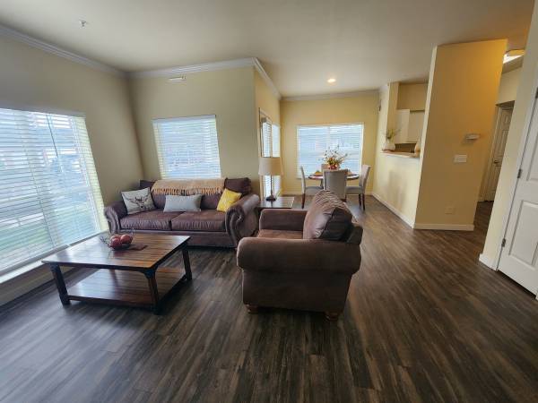 $1,425 / 1br - 765ft2 - Bottom Floor One Bedroom with lots of Light and Faux-wood Flooring! (Boise)64003313183618120