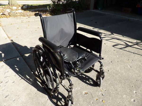 WHEEL CHAIR FOR SALE-LIKE NEW 1