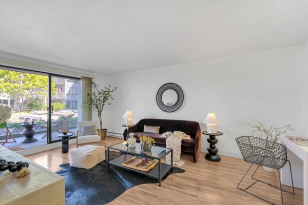 $3,000 / 2br - 2BR/1.5BA Condo w/ Water View & Balcony – 6 Commodore Dr #235 (emeryville)64030488503811123