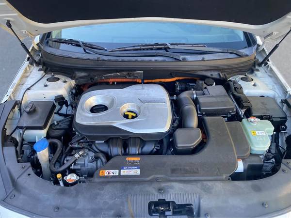 Hyundai Sonata Hybrid 2016 143k millas Título limpio Funciona bien SMOG HECHO - $6.950 (sacramento)63619383087873121