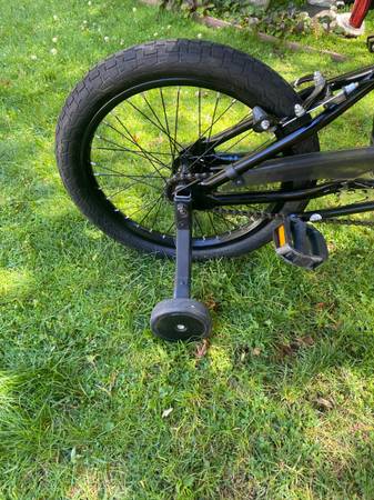 BICICLETA MONGOOSE SWITCH KIDS BMX DE 18 PULGADAS CON RUEDAS DE ENTRENAMIENTO NUEVA - $120 (REDWOOD CITY)63439527163905124