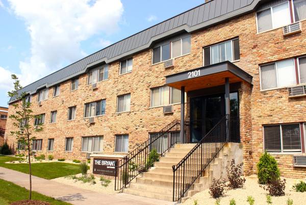 $1,050 / 1br - AMAZING 1 BR- Huge Apt. | Great Kitchen | Available Now! | VIDEO TOUR (Uptown)63990384186755120