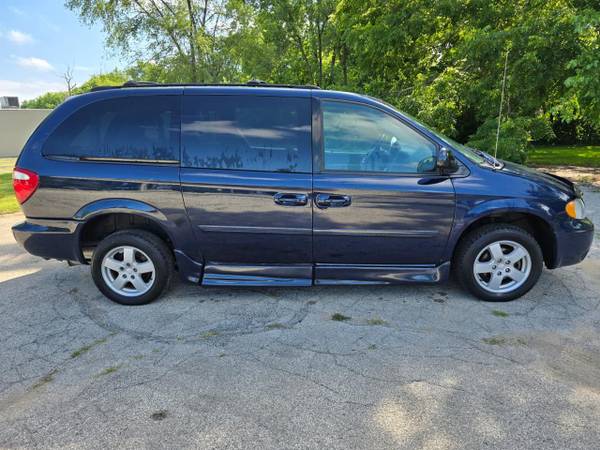 2005 DODGE GRAND CARAVAN - $5,999 (ZION ILLINOIS)63624813147651123