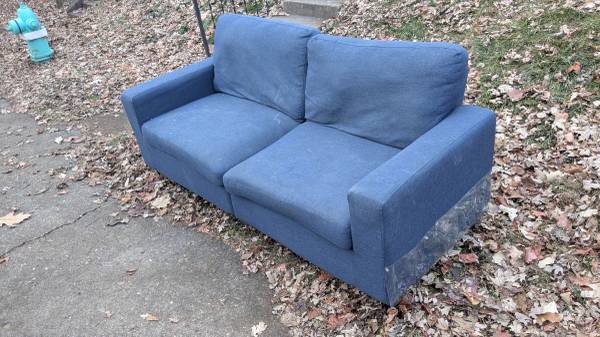Free Sofa! Come pick it up! 1