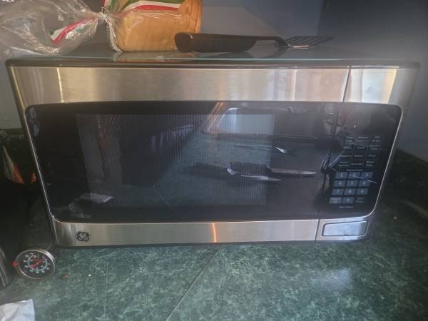 GE Microwave like new 1