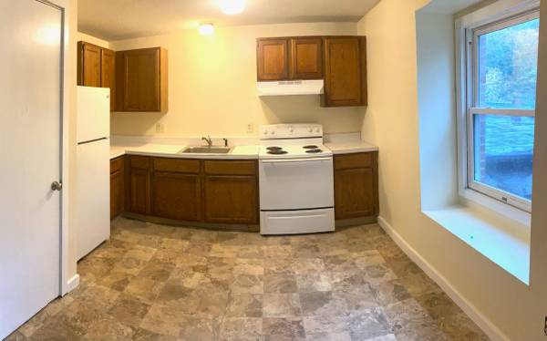 $1,000 / 1br - Large one bedroom centrally located $1000 per month (Winsted)64020519196418120