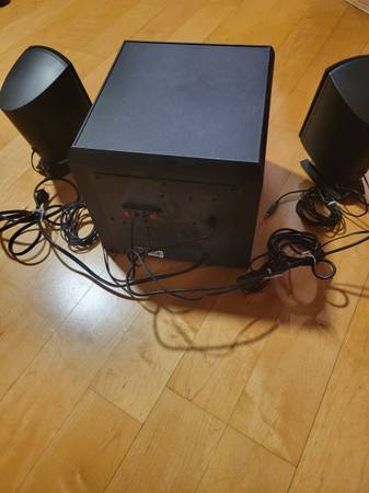 Conjunto de altavoces Kiplsch Promedia 2.1 con cable - $80 (Sedona)62969134036481121