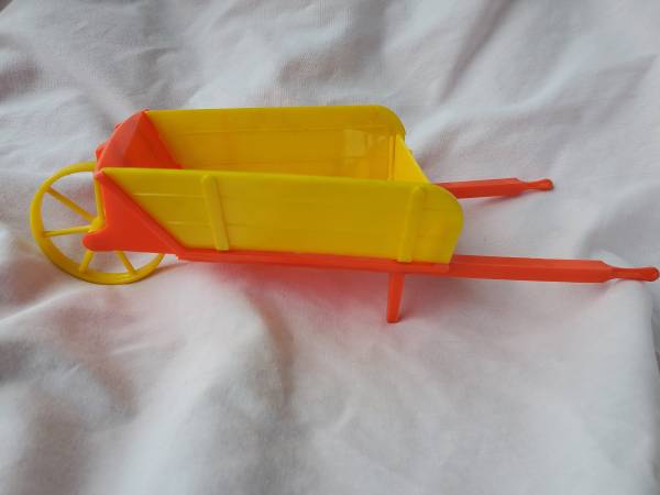 Mini pala y carretilla de plástico vintage de los años 40 de Irwin - $30 (Tacoma)63471421588227122