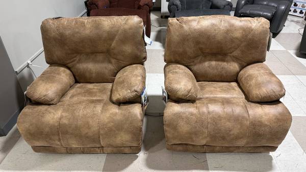 Brand New Never Used Voyager Brandy Power Recliner Made in USA by Jackson Catnap 1