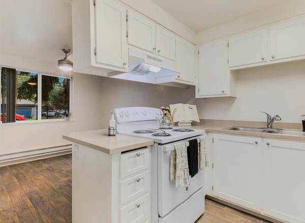 $1,450 / 2br - Quiet 2B Apartment with Seasonal Pool, Open Kitchens - In Portland (Rockwood Area)63867269381889123