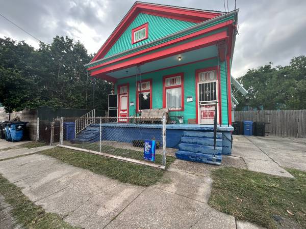 $650 / 2br - 1100ft2 - Looking for a Mid October Roommate (Bywater)63792269010307120