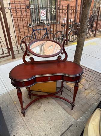 Vintage Mahogany Bombay Company Vanity With Mirror 1