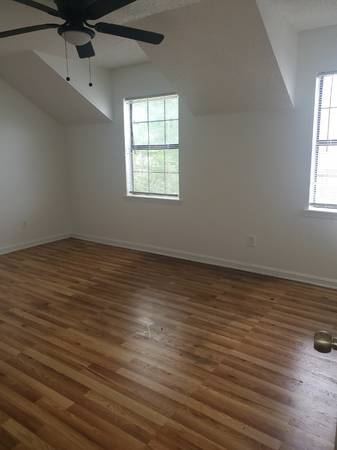 $1200.00 / 2br - 1271ft2 - Wonderful 2Bed/1.5Bath Townhouse Available Now!63857515229571124