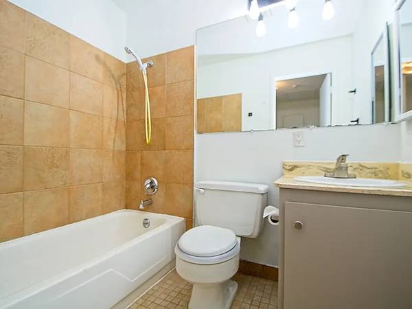 $720 / 2br - 882ft2 - Vivienda de 2 dormitorios recién pintada | ¡Vida acogedora y conexiones para lavadora/secadora! (Reno)63682237557761121