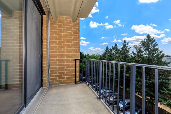 $2,134 / 2br - 1120ft2 - 2 Bed, Cable + Internet Ready, Pantry (250 S Whiting St, Alexandria, VA)63896509300227124