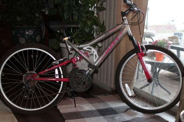 Mountain Bike. Huffy (Trail Runner) 1
