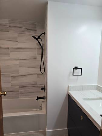 $2,800 / 2br - 800ft2 - Apartamento reformado de 2 habitaciones y 1 baño en Broadmoor, balcón, estacionamiento, excelente ubicación (Daly City)63873332845697122