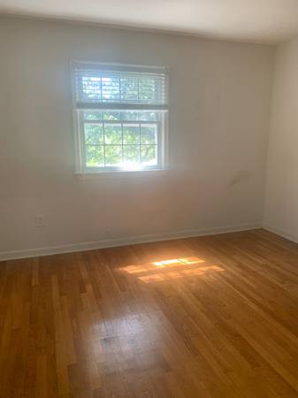 $875 Large master bedroom with private bath utilities included.   available for immed (Potomac)63896274462083122